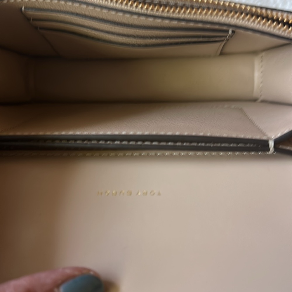Tory Burch Beige Croc-Embossed Crossbody Bag with Gold Chain - Picture 8 of 15